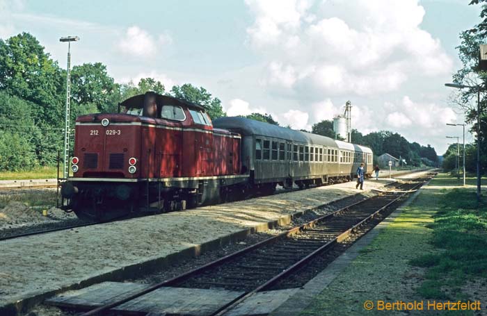 http://www.eisenbahn-nord.de/dbbilder/ablagewebalben/Goerde/images/326_25.09.80.jpg 